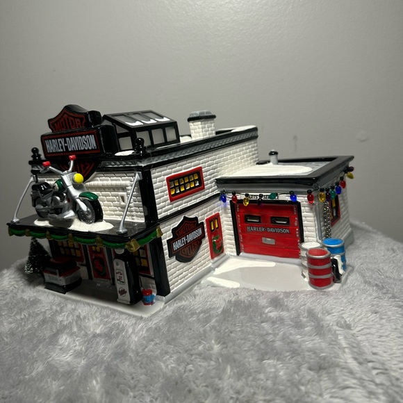 Department 56 The Original Snow Village “Harley-Davidson Motorcycle Shop” - Picture 8 of 16